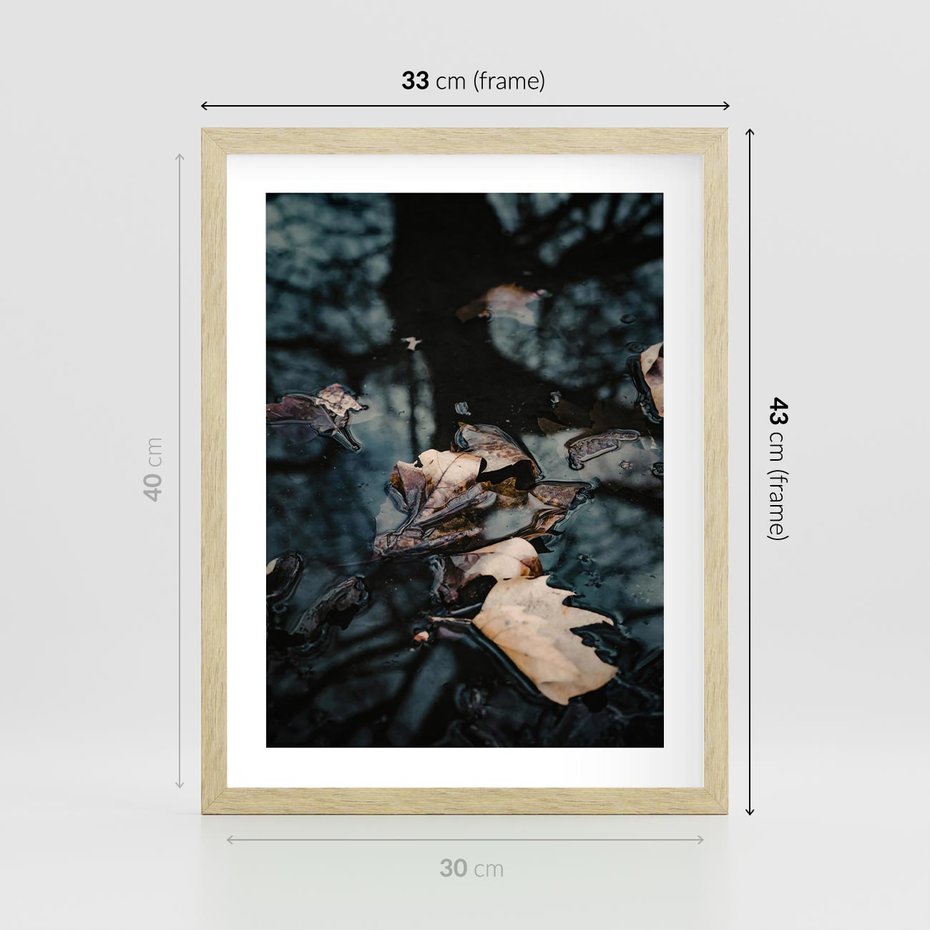 Plakat w ramie 30x40 - Jesienne Liście w Kałużach: Odbicie Natury - jesienne liście wkałuży, fotografia - rama drewno