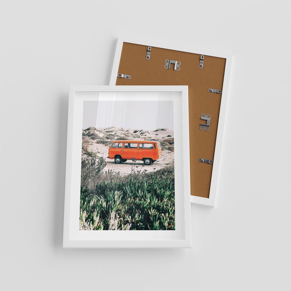 Plakat w ramie 30x40 - Podróże po Pustyni - stary samochód van, pomarańczowy - rama biała