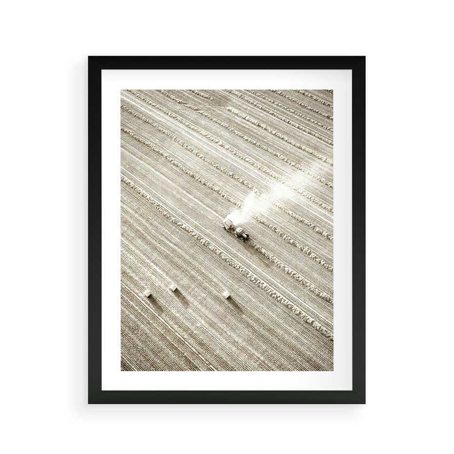 Plakat w ramie 40x50 - Pole i Żniwa na Malowniczym Zdjęciu - pole, traktor - rama czarna