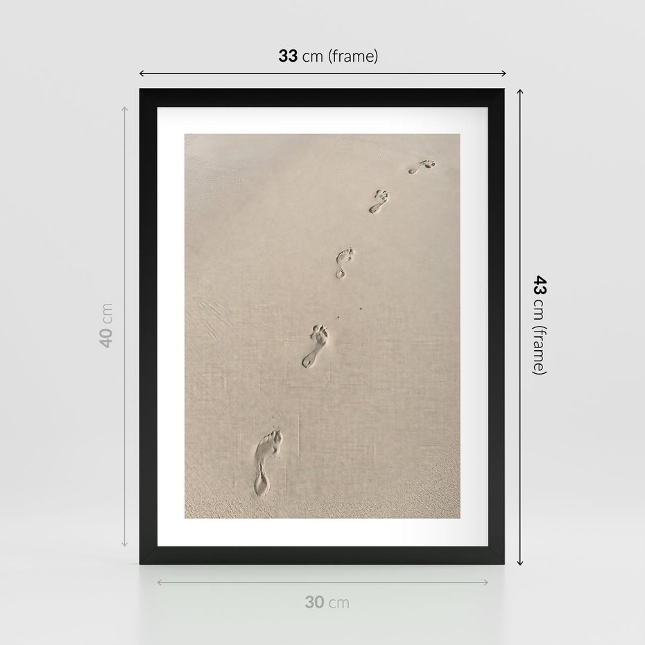 Plakat w ramie 30x40 - Ślady na Złocistym Piasku - piasek, ślady stóp na piasku - rama czarna