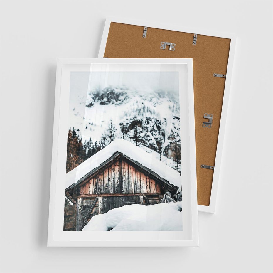 Plakat w ramie 50x70 - Domek w Górach w Białym Odcieniu - zima, domek w górach - rama biała