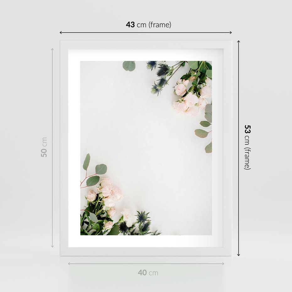 Plakat w ramie 40x50 - Kompozycja z Białych Róż i Eukaliptusa - kompozycja z białych kwiatów na białym tle, róże - rama biała