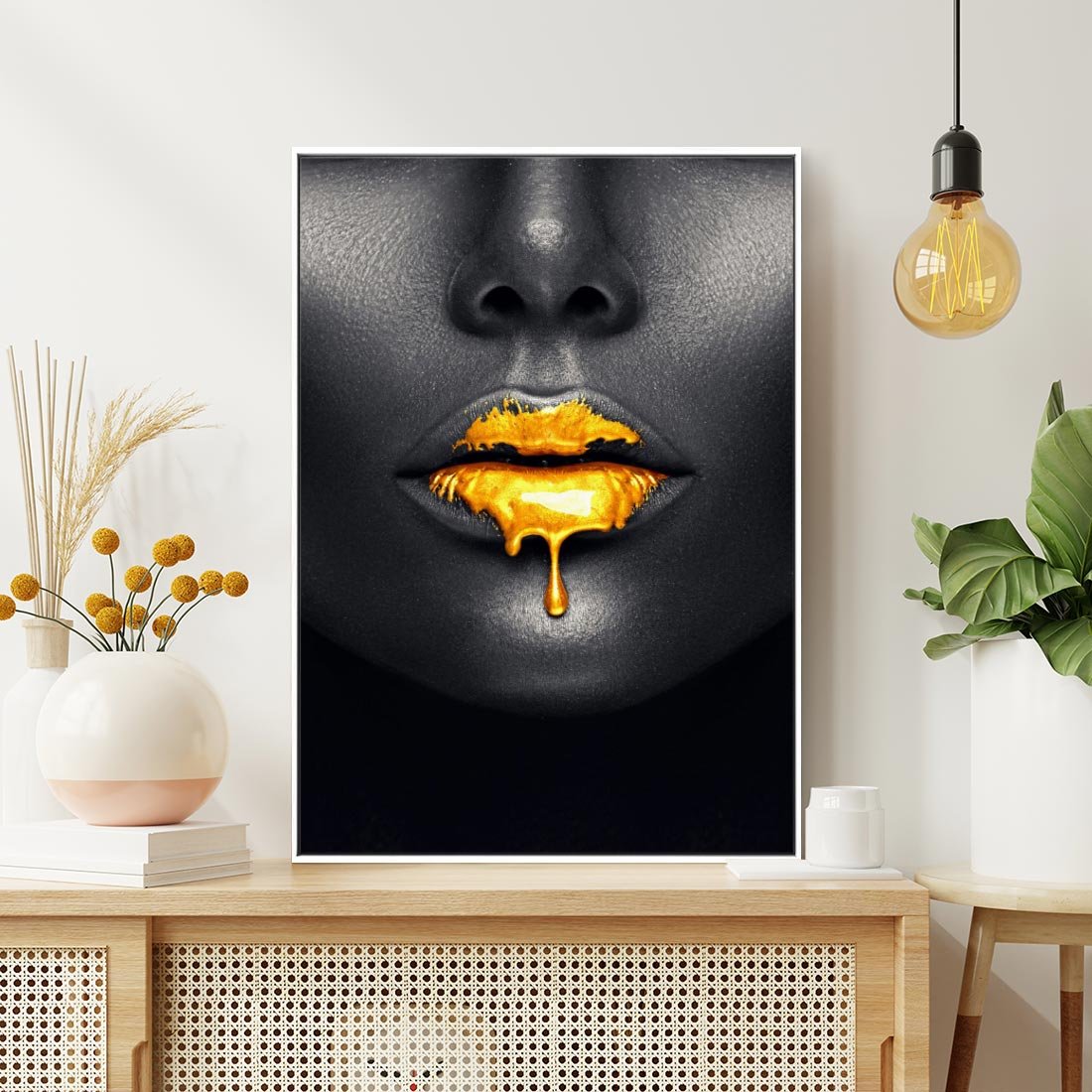 Obraz w ramie 70x100 - Złote Usta Kobiety - złote, usta - rama biała