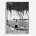 Obraz w ramie 50x70 - Wakacyjny Spacer - czarno białe zdjecie, plaża - rama biała