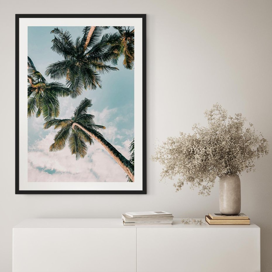 Plakat bez ramy 30x40 - Wzrok ku Niebu - palmy na tle nieba, ujęcie z dołu