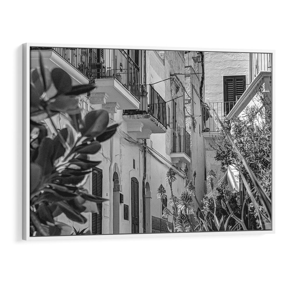 Obraz w ramie 100x70 - Nadmorska Uliczka - czarno białe zdjecie, uliczka w nadmorskim mieście - rama biała
