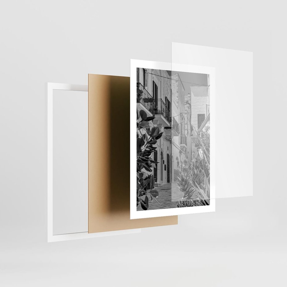 Plakat w ramie 50x70 - Nadmorska Uliczka - czarno białe zdjecie, uliczka w nadmorskim mieście - rama biała