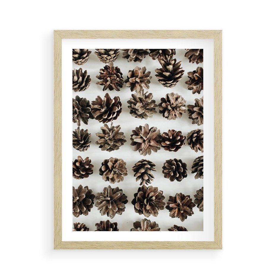 Plakat w ramie 50x70 - Jesienna Tekstura - kompozycja z suchych szyszek, jesienne szyszki - rama drewno