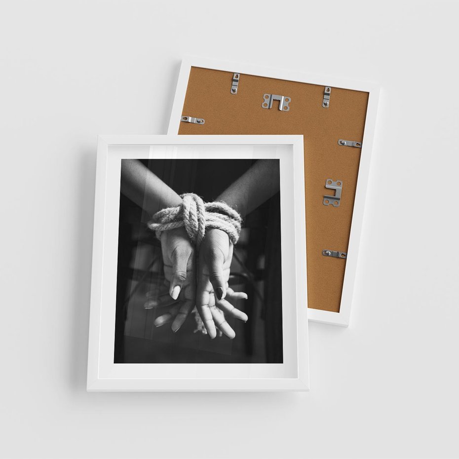 Plakat w ramie 40x50 - Splątane Uczucia - czarno biała fotografia, artystyczna - rama biała