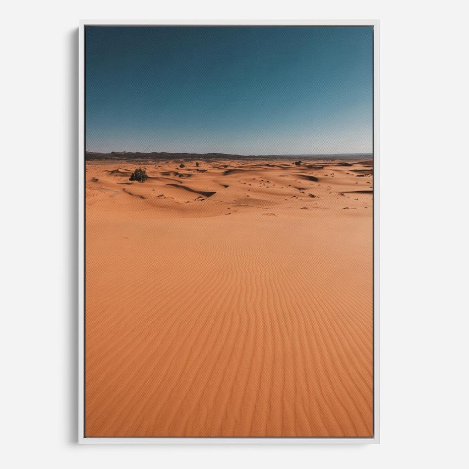 Obraz w ramie 50x70 - Piasek w Przytulnym Wnętrzu - pustynia, piasek - rama biała