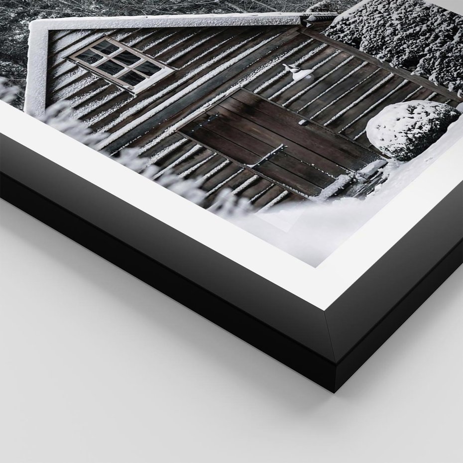 Plakat w ramie 40x50 - Zaklęta Zima - domek w lesie, śnieg - rama czarna
