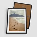 Plakat w ramie 50x70 - Ślady stóp na plaży - plaża, ślady - rama czarna