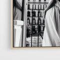 Obraz w ramie 80x120 - Poranki w Paryżu - czarno białe zdjęcie, kobieta w prześcieradle na balkonie - rama drewno