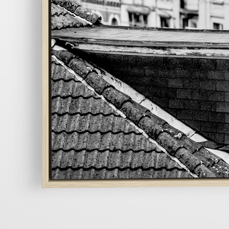 Obraz w ramie 80x80 - Miasto w Retro Odsłonie - fotografia czarno biała, ujęcie na dachy wielkiego miasta - rama drewno