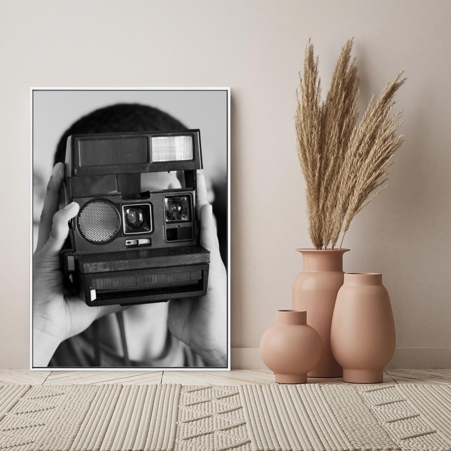 Obraz w ramie 70x100 - Mężczyzna za Aparatem - czarno białe zdjęcie, portret - rama biała