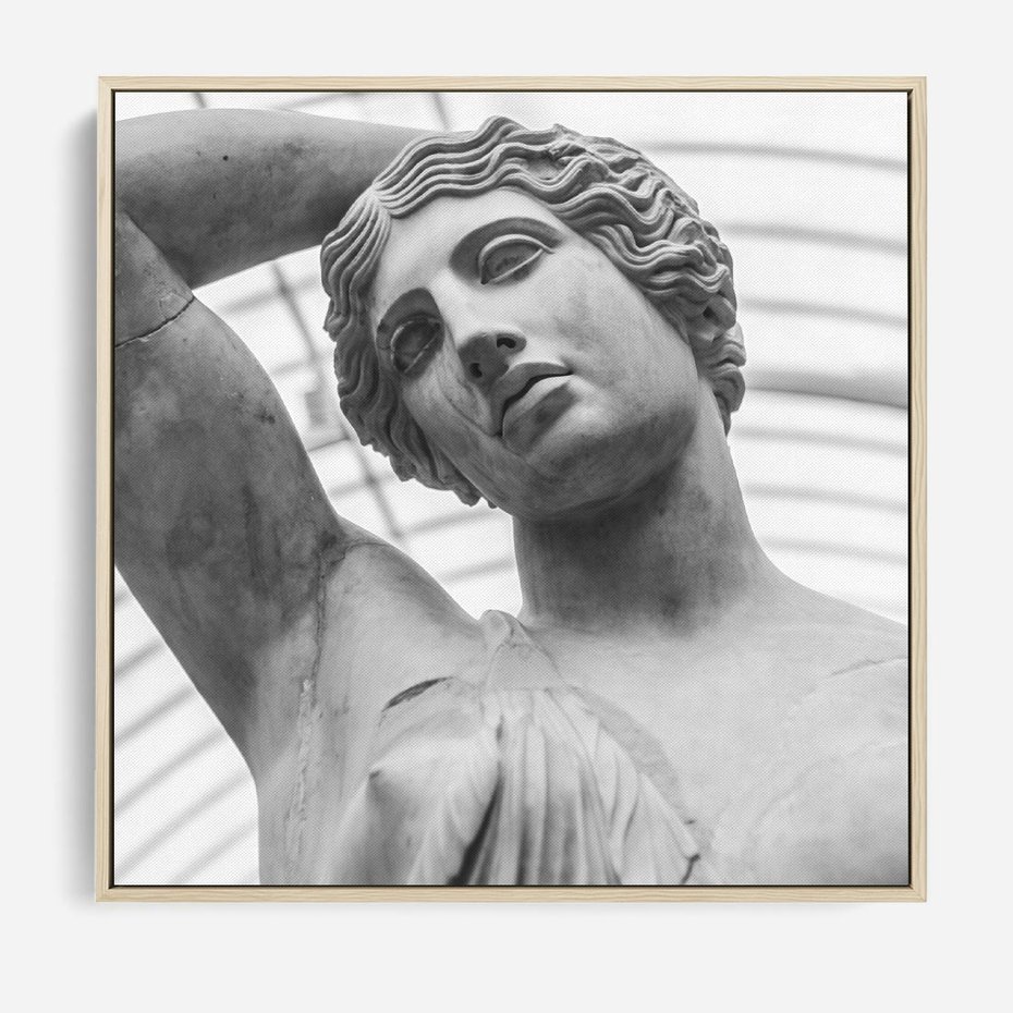 Obraz w ramie 50x50 - Zaklęta w Kamieniu - antyczna rzeźba kobiety na fotografii, czarno biała - rama drewno