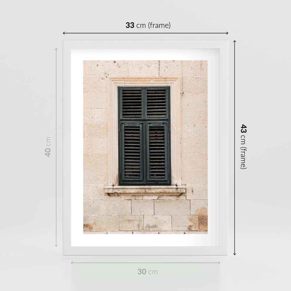 Plakat w ramie 30x40 - Urok Starego Okna z Zielonymi Okiennicami - stare okno, kamienica - rama biała