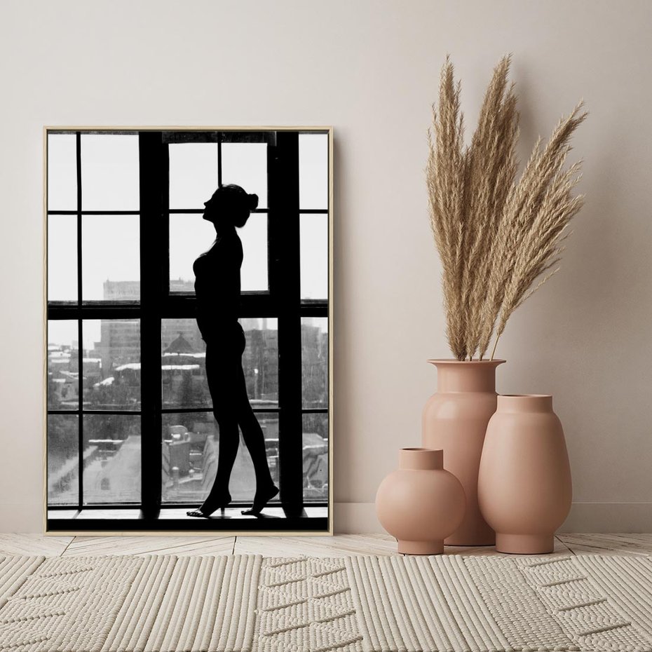 Obraz w ramie 80x120 - Piękno Kobiecej Formy - retro zdjęcie, czarno białe - rama drewno