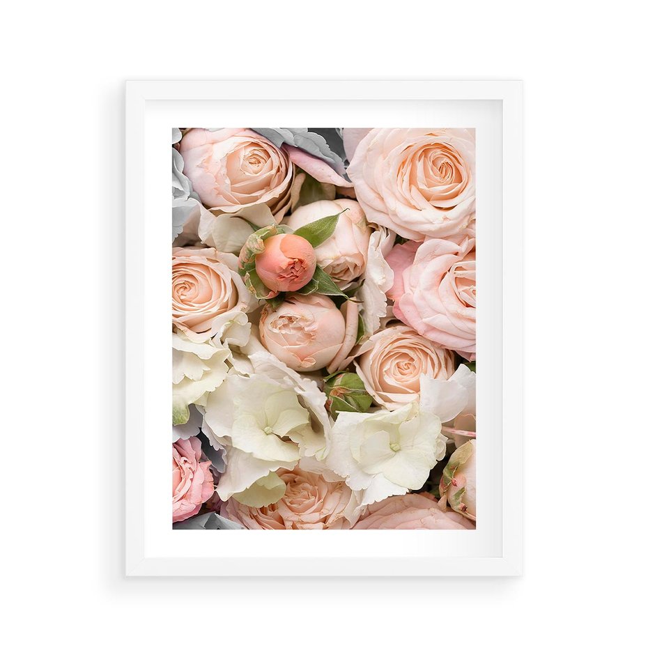 Plakat w ramie 40x50 - Kwiatowy Rarytas: Róże w Herbacianym Zbliżeniu - kwiaty, herbaciane - rama biała