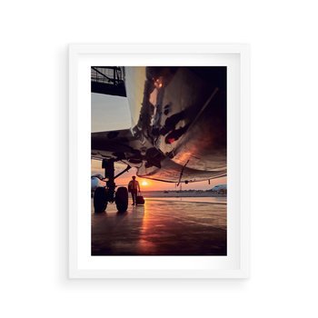 Plakat w ramie 50x70 - Podróż ku Zachodzącemu Słońcu - samolot, scena na lotnisku - rama biała