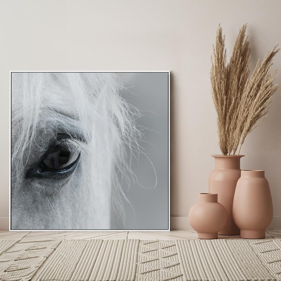 Obraz w ramie 50x50 - Oko Mocy - czarno białe zdjęcie, zbliżenie makro na oko konia - rama biała