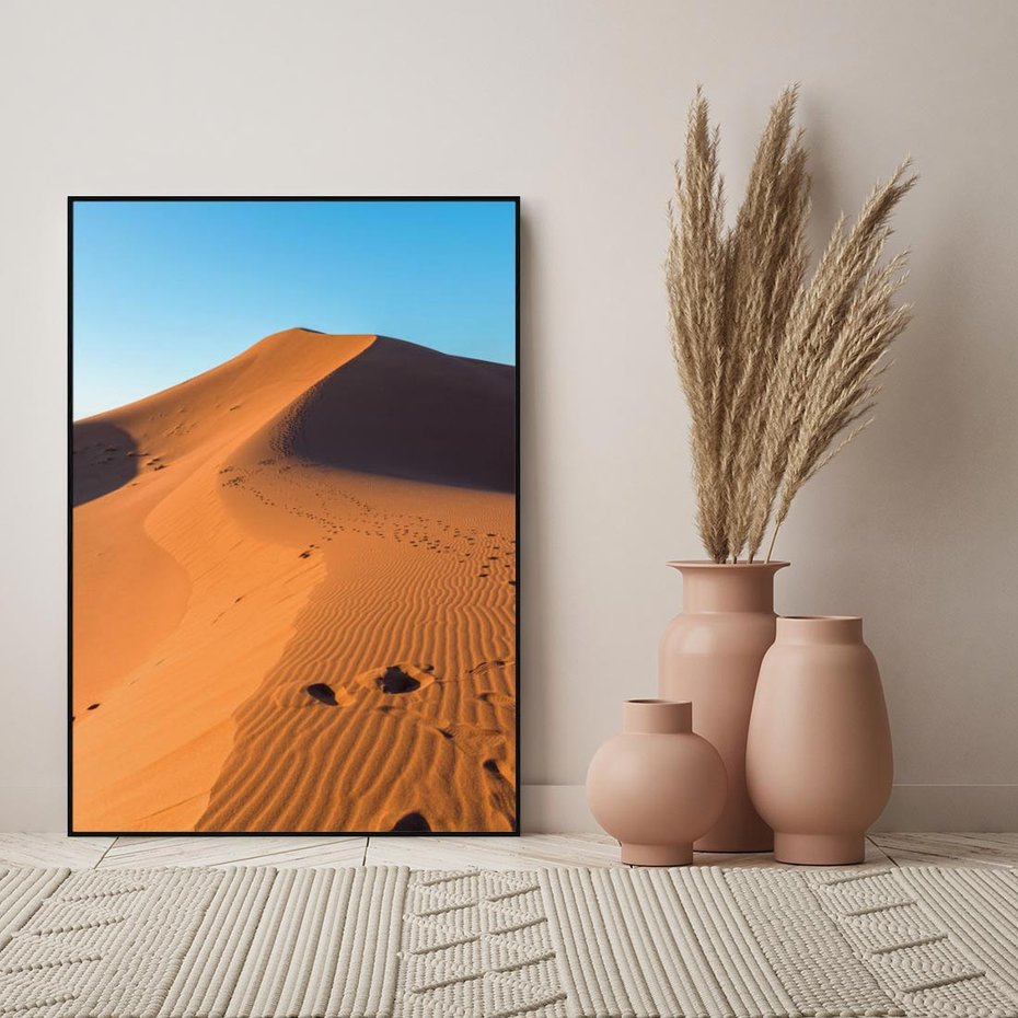 Obraz w ramie 70x100 - Piasek pustyni wędruje - pustynia, piasek - rama czarna