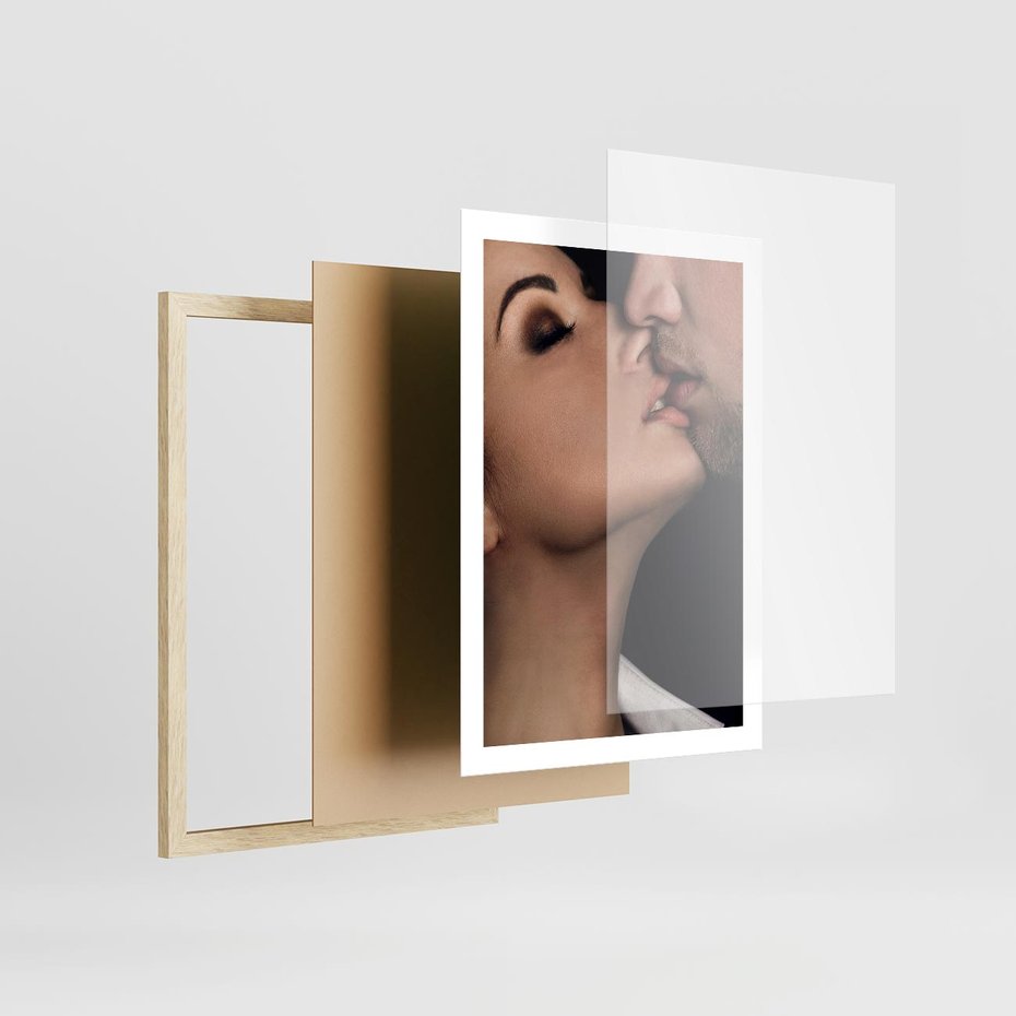 Plakat w ramie 50x70 - Miłosne Uczucia - kobieta, pocałunek - rama drewno