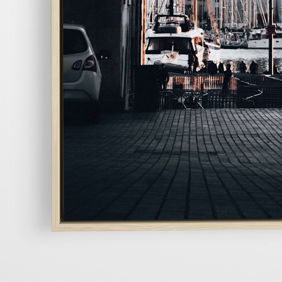 Obraz w ramie 80x120 - Światło Portowe - czarno białe zdjecie, uliczka w nadmorskim mieście - rama drewno