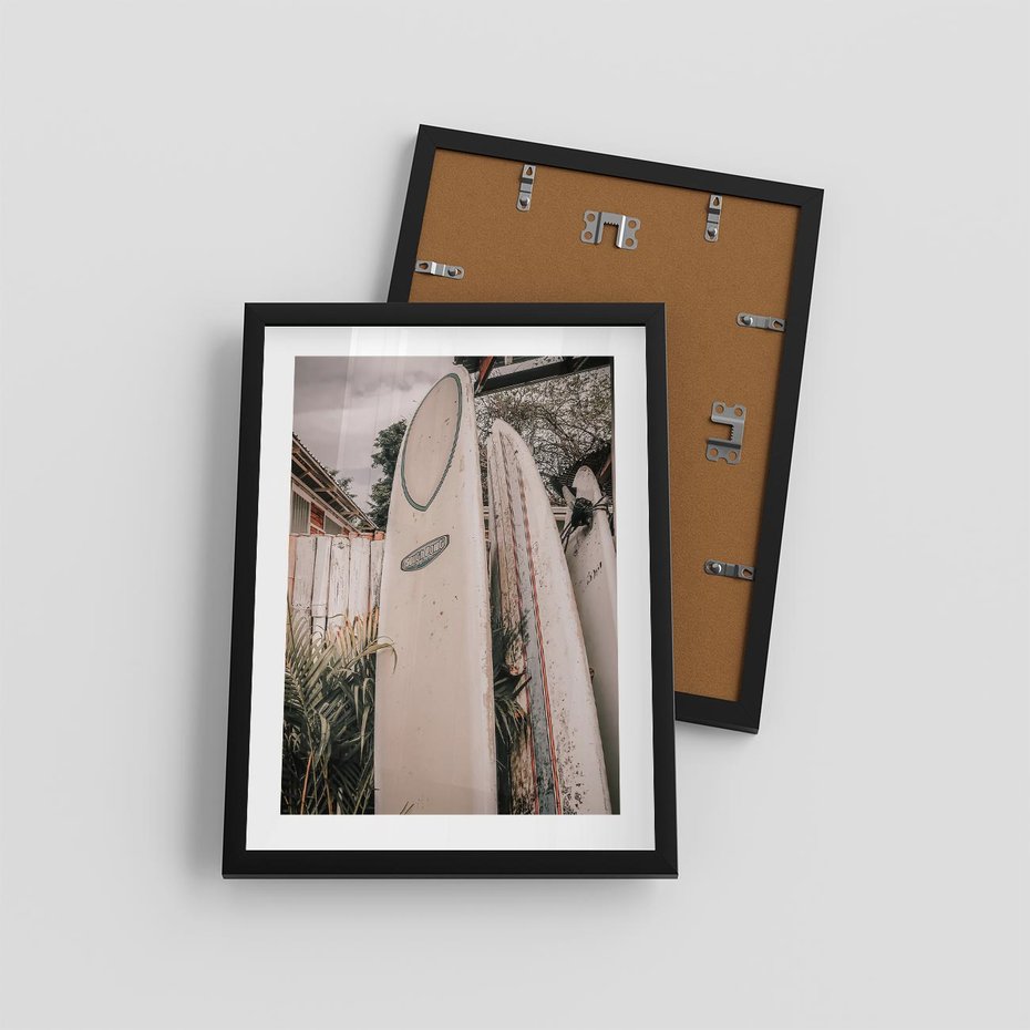 Plakat w ramie 30x40 - Deski Surfingowe czekają na Fale - deski surfingowe, stoją pod płotem - rama czarna