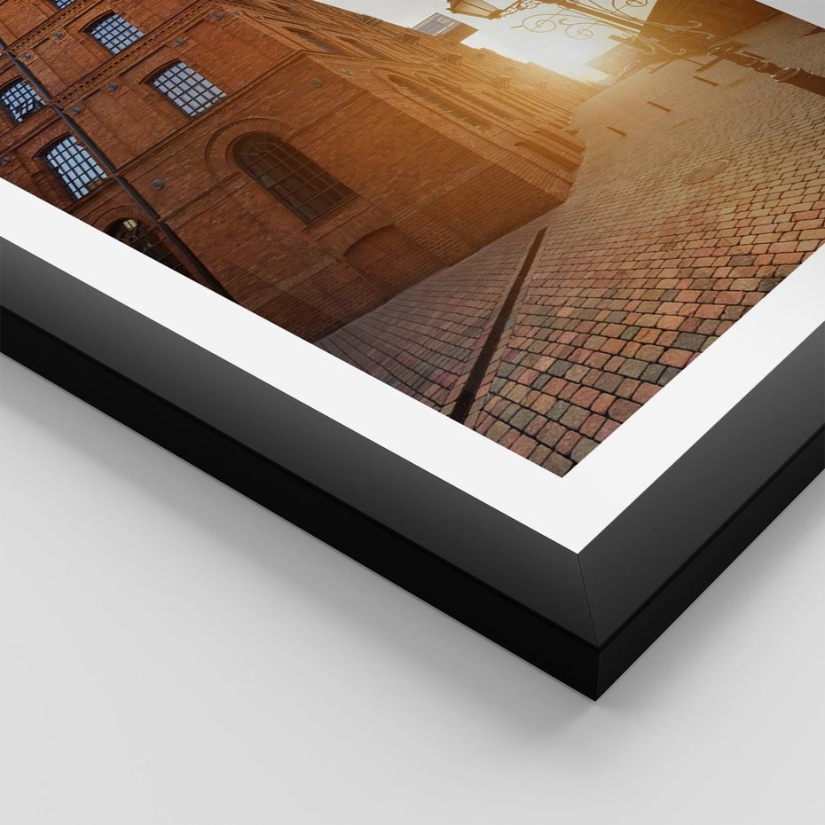 Plakat w ramie 50x70 - Perspektywa uliczki - uliczka, perspektywa - rama czarna
