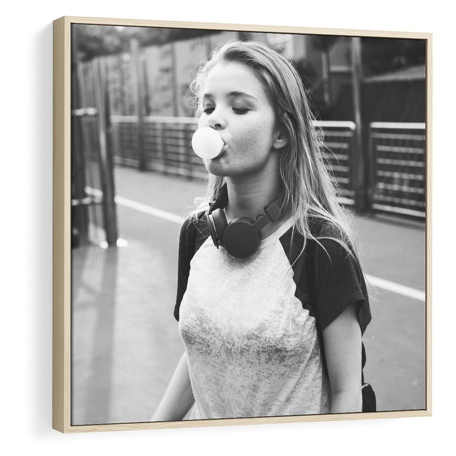 Obraz w ramie 50x50 - Letnia Młodość - nowoczesna fotografia, czarno biała - rama drewno