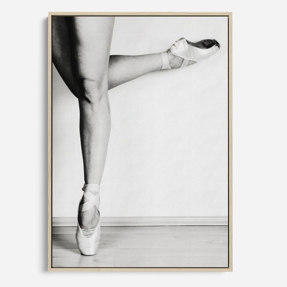 Obraz w ramie 70x100 - Tańcząca Delikatność - artystyczne zdjęcie, odcienie szarości - rama drewno
