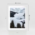 Plakat w ramie 30x40 - Zimowa Magia Gór: Śnieżne Szczyty - grajobraz górski, zima - rama biała