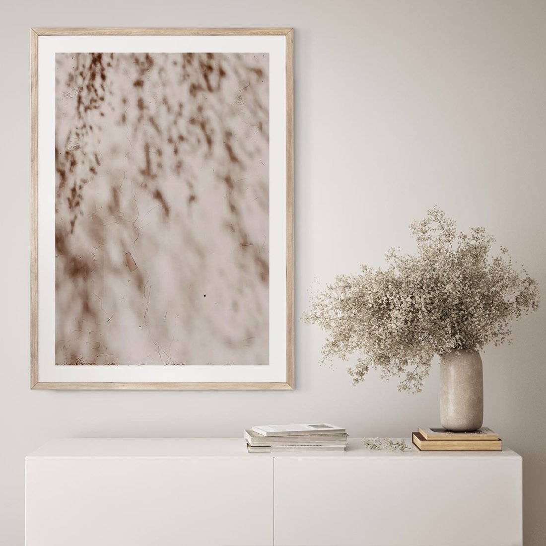 Plakat w ramie 40x50 - Cień Gałęzi - beżowa ściana, cień gałęzi - rama drewno