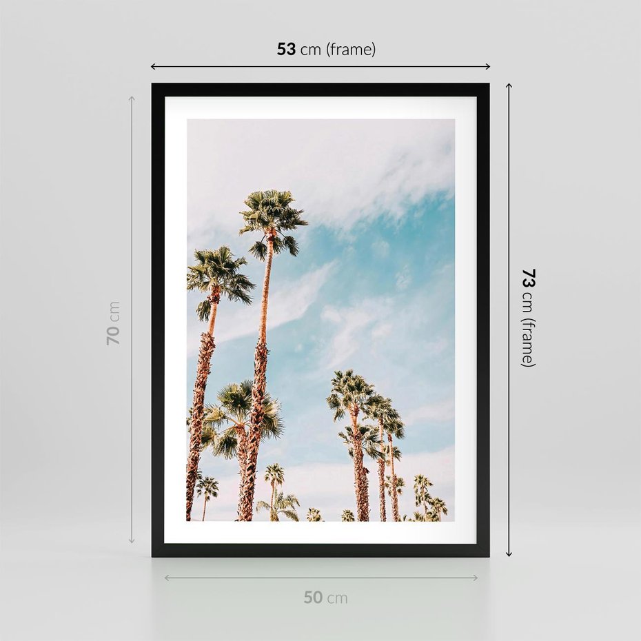 Plakat w ramie 50x70 - Tropikalna Sielskość: Palmy i Błękitne Niebo - palmy na tle błękitnego nieba - rama czarna