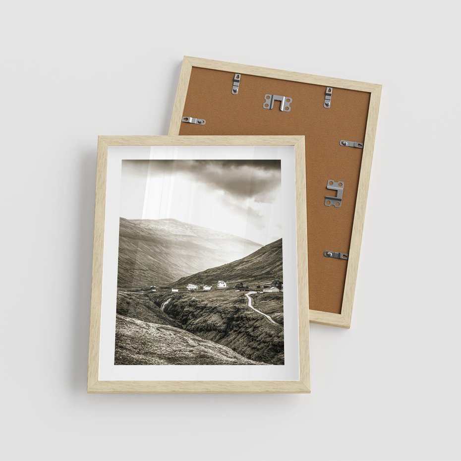 Plakat w ramie 40x50 - Domki w Górach - czarno biała fotografia, górski pejzaż - rama drewno
