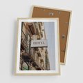 Plakat w ramie 50x70 - Magiczne Spacery - hotel, uliczka - rama drewno