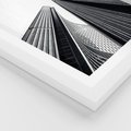 Plakat w ramie 40x50 - Monochromatyczna Wizja - architektura, wysoki wieżowiec - rama biała