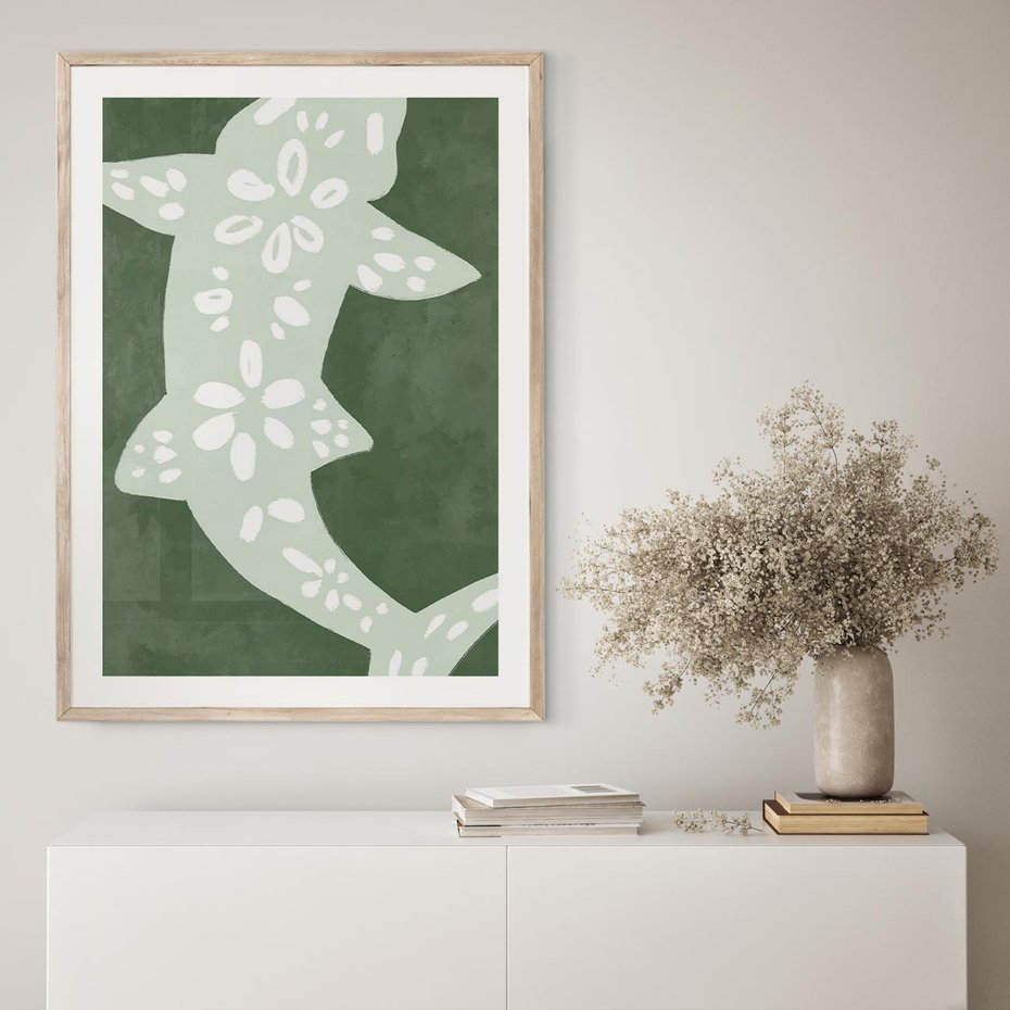 Plakat w ramie 50x70 - Migotliwe Wibracje Zieleni - zielony plakat, abstrakcja przypominająca rybę - rama drewno