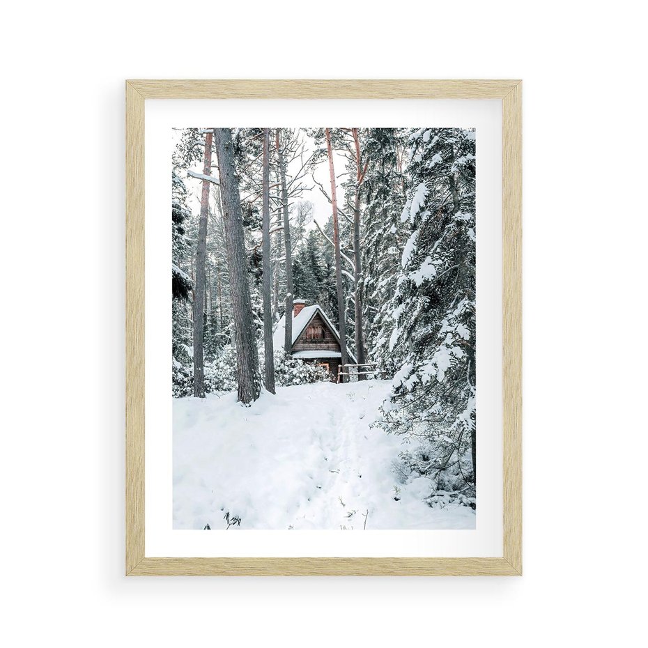 Plakat w ramie 40x50 - Spokój Zimowej Przygody w Lesie - domek w górach w lesie, zima - rama drewno