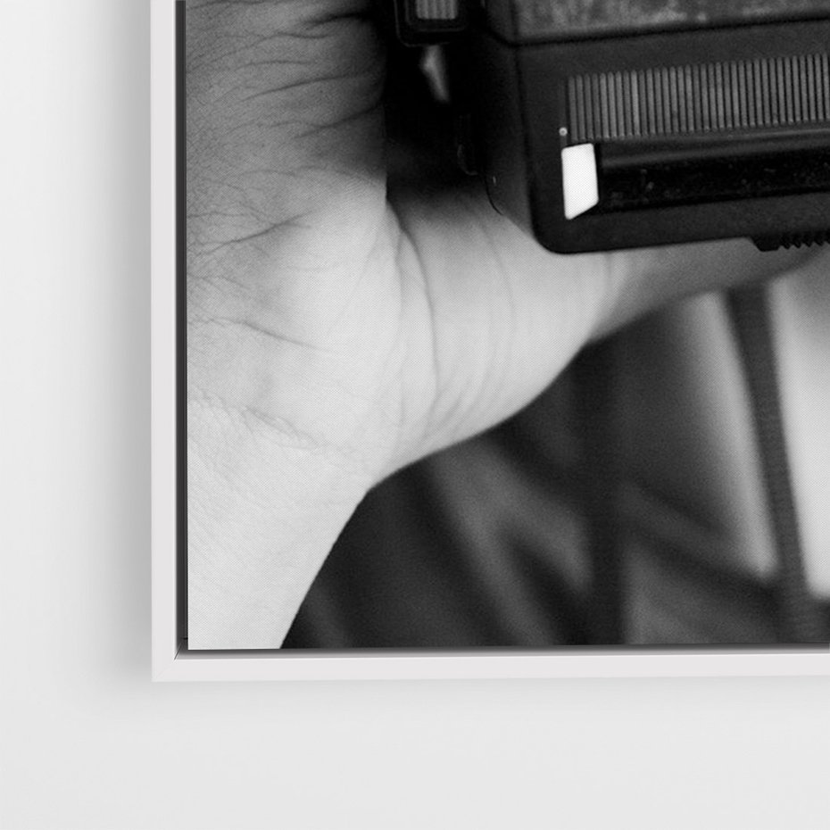 Obraz w ramie 80x120 - Mężczyzna za Aparatem - czarno białe zdjęcie, portret - rama biała