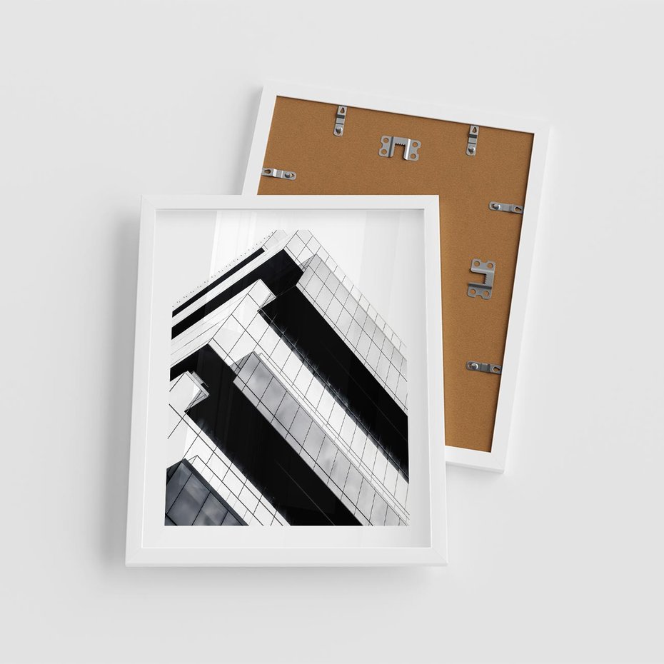 Plakat w ramie 40x50 - Nowoczesna Surowość: Wieżowiec na Czarno-Białej Grafice - architektura, wieżowiec - rama biała
