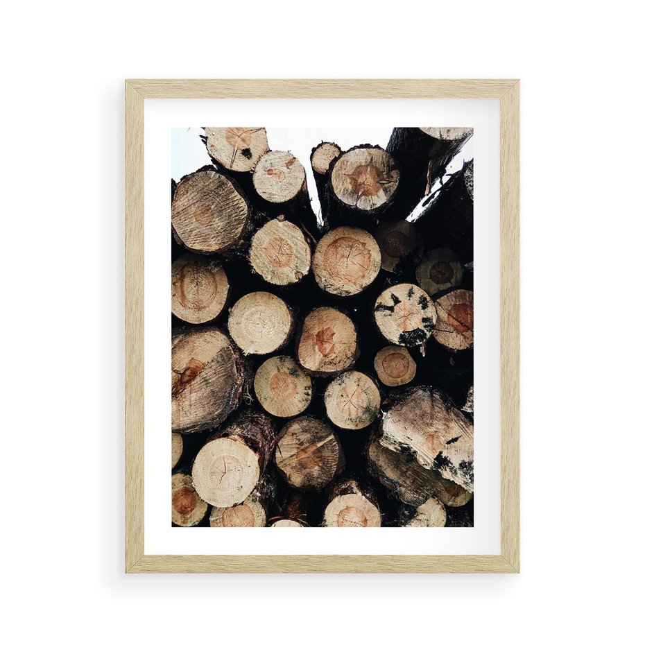 Plakat w ramie 40x50 - Siła Drewna - ścięte drewno, belki drewna ułożone jedna na drugiej - rama drewno