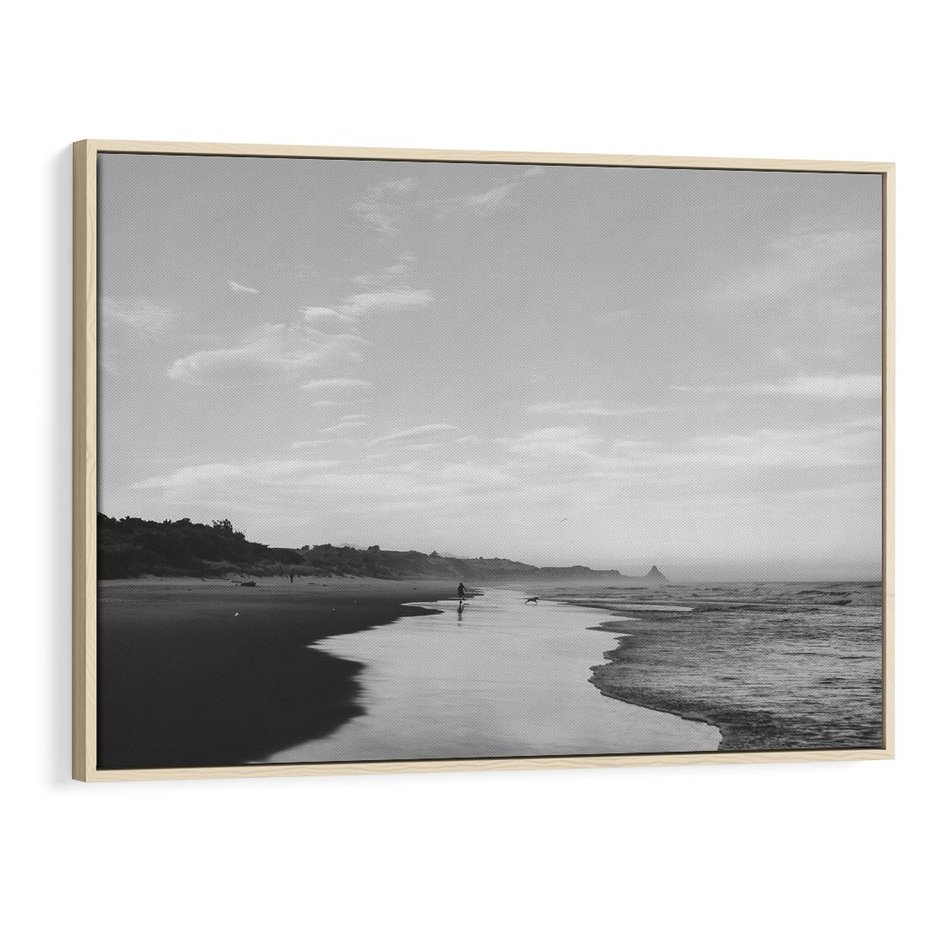 Obraz w ramie 70x50 - Nadmorska Melodia - czarno białe zdjęcie, plaża - rama drewno
