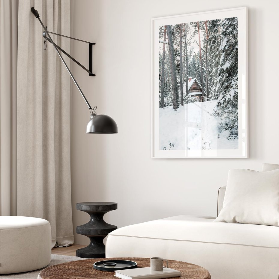 Plakat bez ramy 50x70 - Spokój Zimowej Przygody w Lesie - domek w górach w lesie, zima
