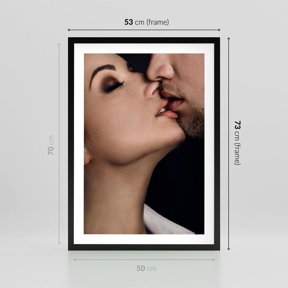 Plakat w ramie 50x70 - Miłosne Uczucia - kobieta, pocałunek - rama czarna