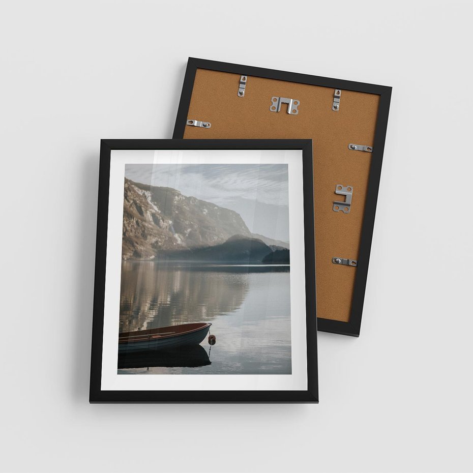 Plakat w ramie 40x50 - Refleksje Natury - morze, łódka - rama czarna