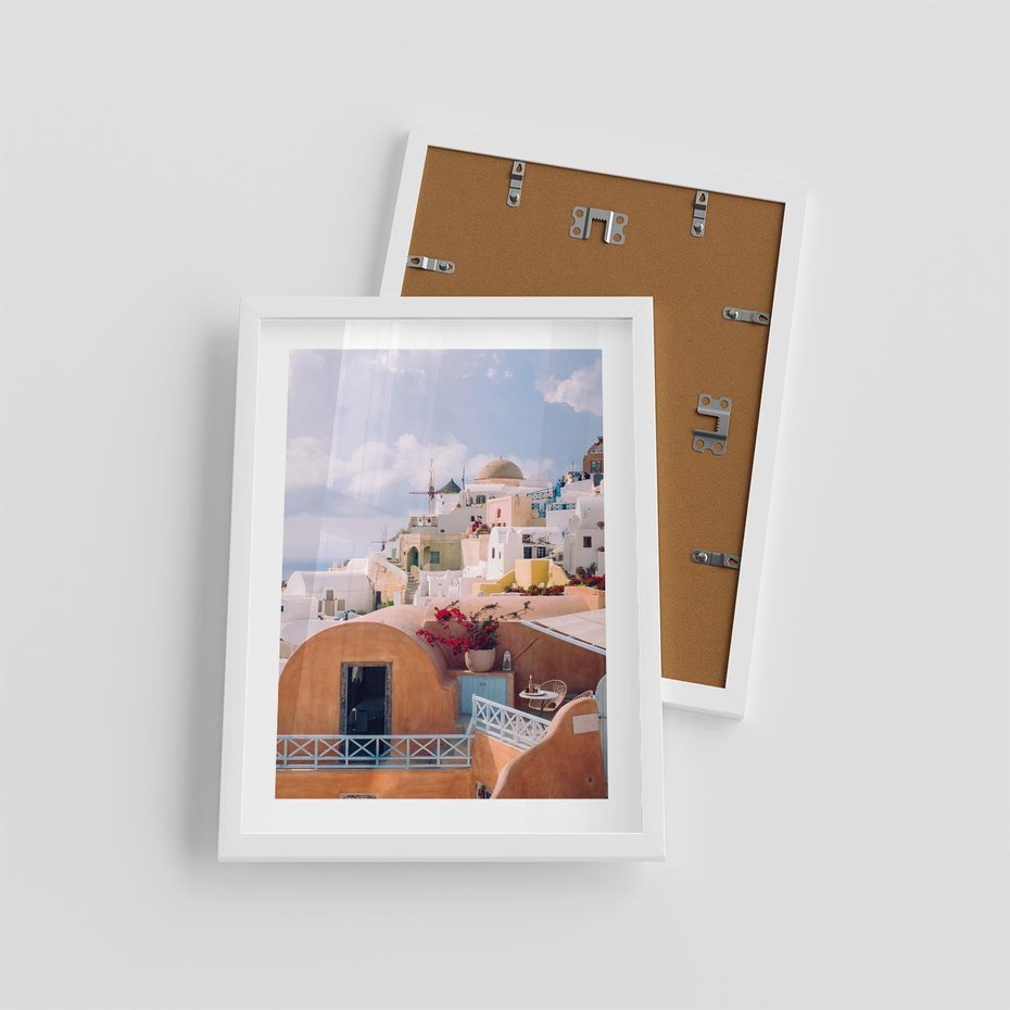 Plakat w ramie 30x40 - Błękit Morza i Białe Domki - Santorini, wyspa - rama biała