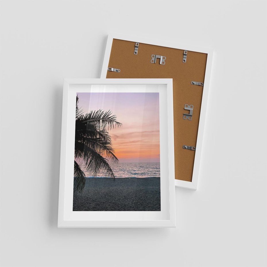 Plakat w ramie 30x40 - Tropikalny Zachód Słońca: Piękno Palmy - palma, nad morzem - rama biała