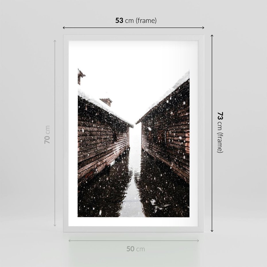 Plakat w ramie 50x70 - Spadający Śnieg - domek górski, w zimie - rama biała